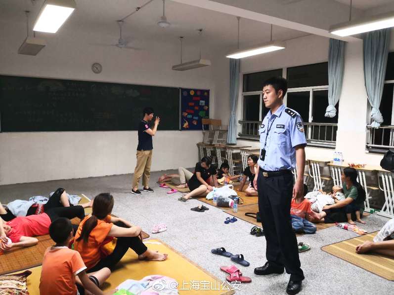《当她恋爱时》甜蜜开播 暖心哥哥魏哲鸣霸气上线