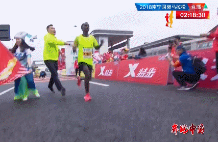 唱作歌手王子霆献唱西瓜音乐节 草原三部曲引爆现场