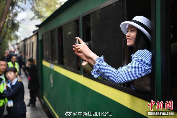 北京至广州首列时速120公里快速多式联运班列顺利开行